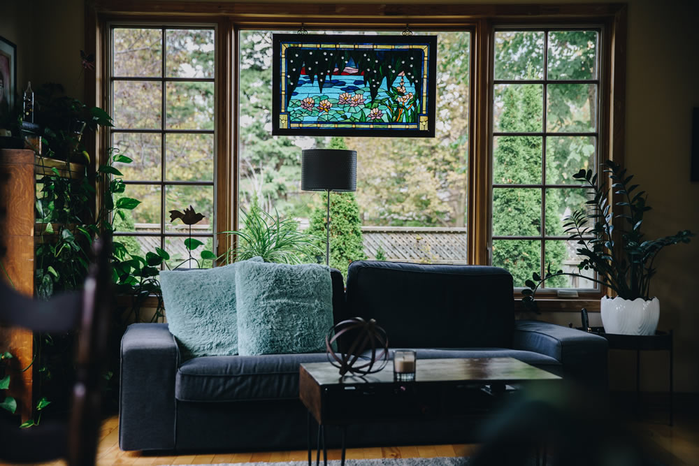 cozy-livingroom-with-window1000