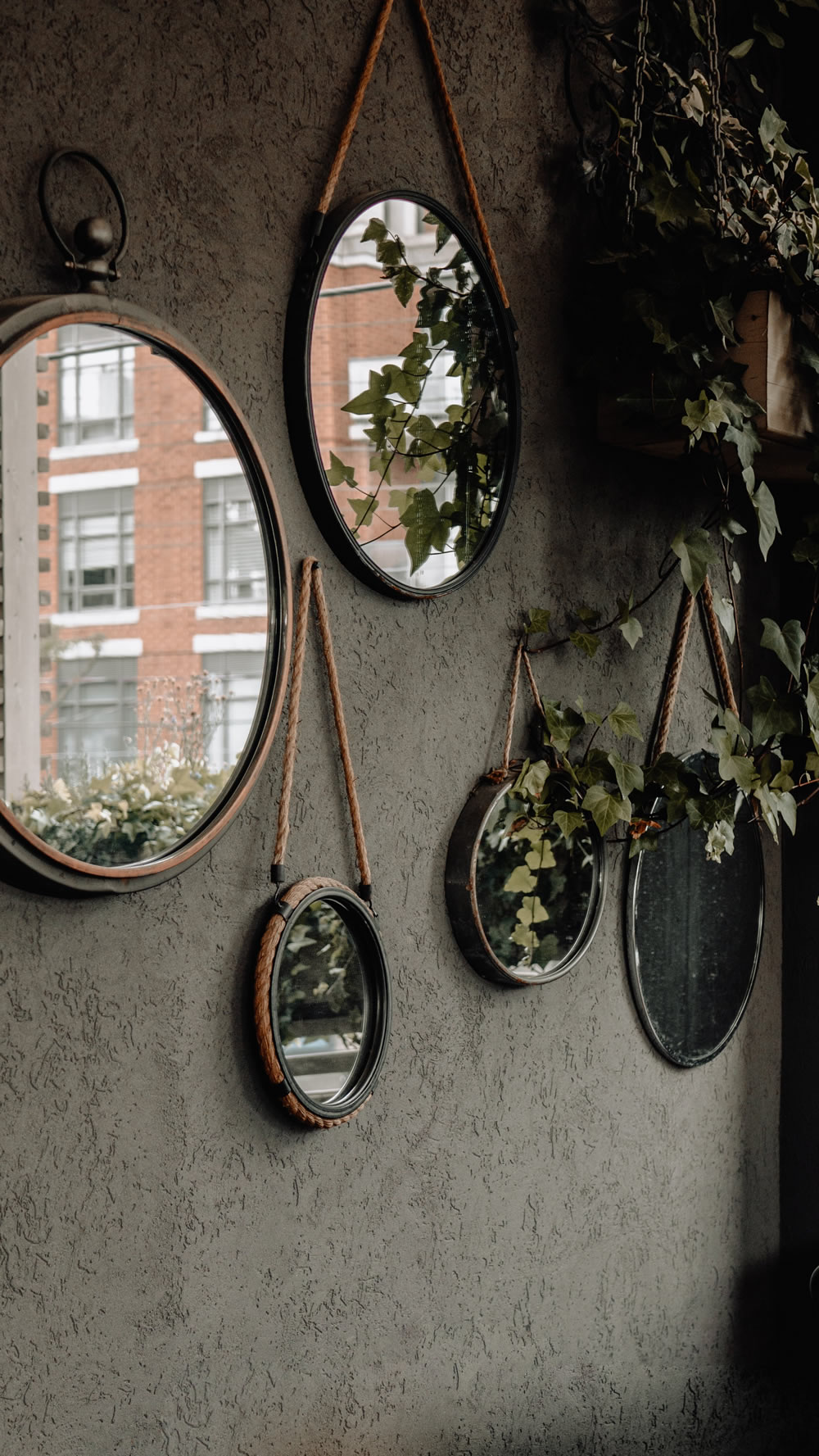 round-mirrors-on-wall1000